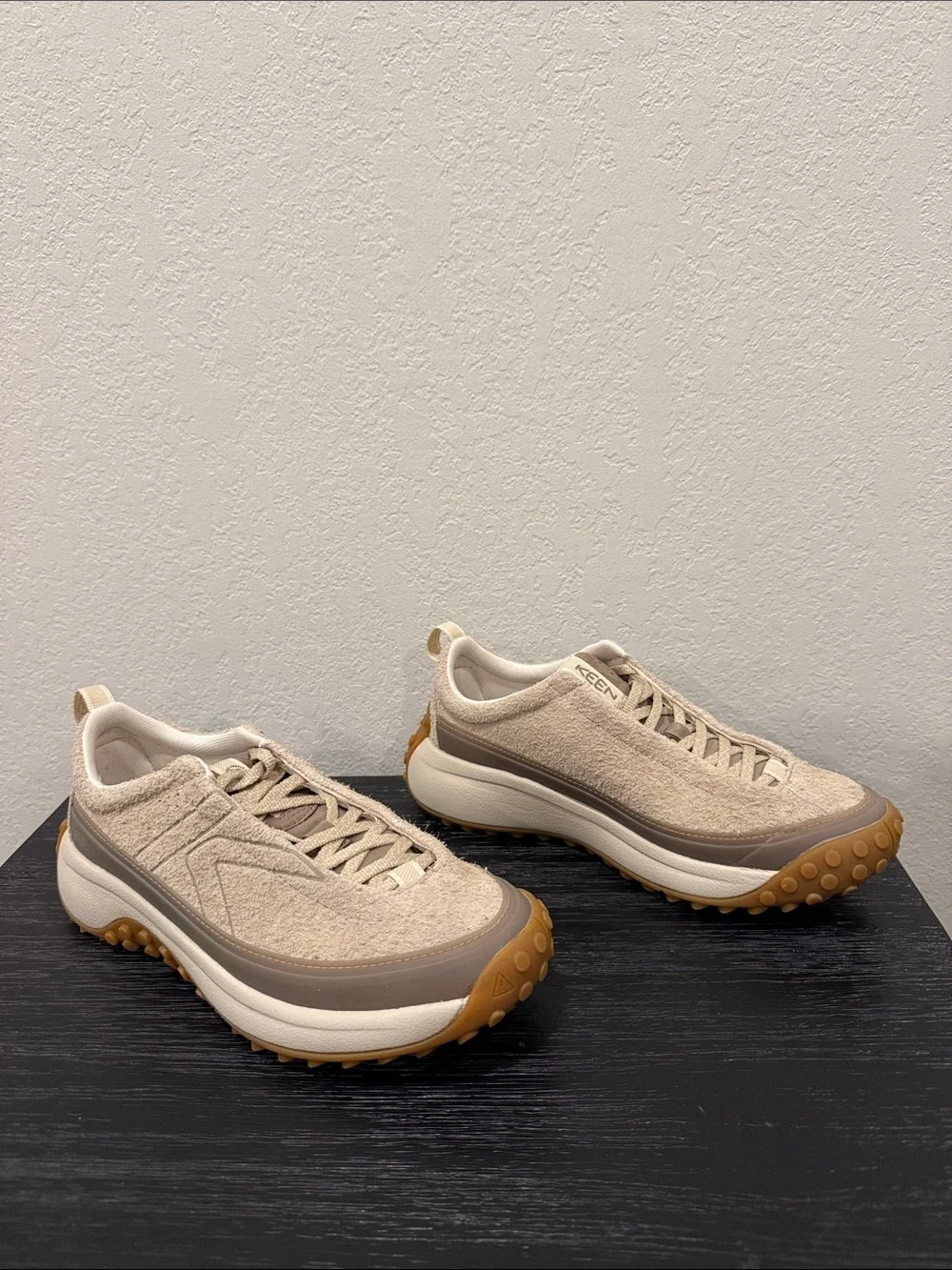 Keen Women's Size 8.5 Beige & Gum Trail Sneakers Shoes - KS MINO Safari Burch